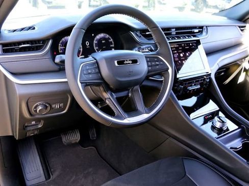 New 2025 Jeep Grand Cherokee L Laredo image 8