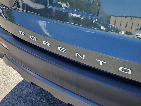 Certified 2022 Kia Sorento S w/ Panoramic Sunroof Package AWD/4WD image 12