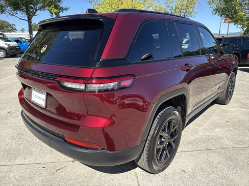 New 2025 Jeep Grand Cherokee Altitude image 7