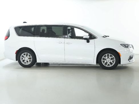 Used 2023 Chrysler Pacifica Touring-L FWD image 11