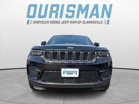 Used 2025 Jeep Grand Cherokee Laredo image 2