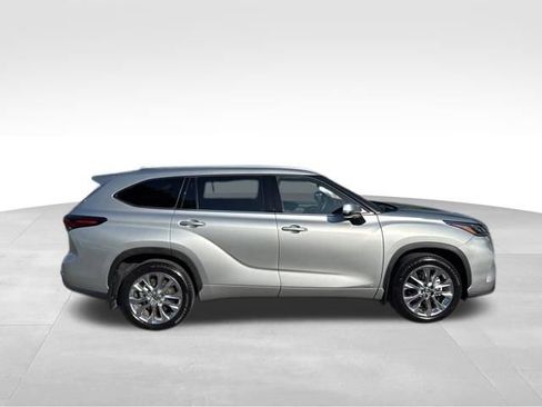 Used 2025 Toyota Highlander Limited AWD/4WD image 6