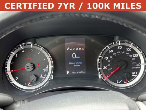 Used 2022 Toyota Highlander LE AWD/4WD image 27