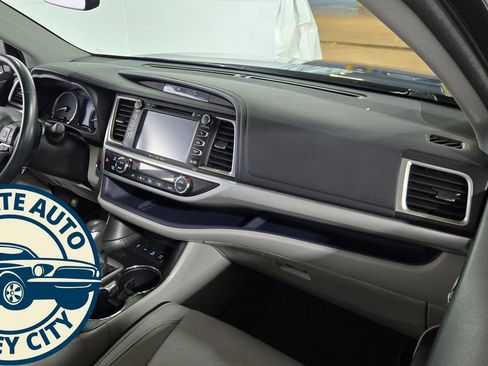 Used 2017 Toyota Highlander XLE image 41