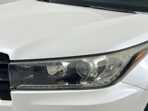 Used 2018 Toyota Highlander SE FWD image 11
