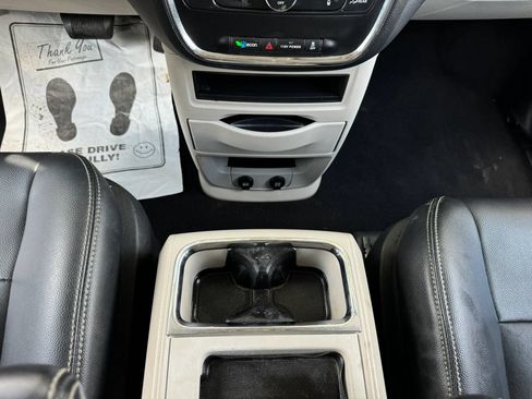 Used 2016 Chrysler Town & Country Touring FWD image 18