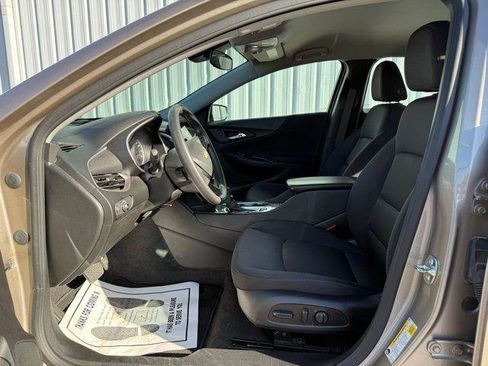 Used 2025 Chevrolet Malibu LT image 3