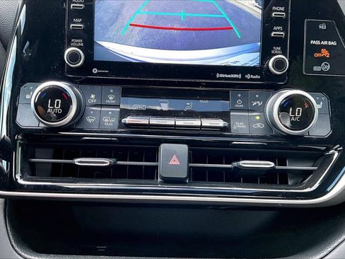 Used 2021 Toyota Highlander XLE FWD image 18