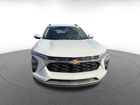 Used 2025 Chevrolet Trax LT image 2