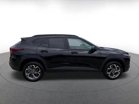 Used 2025 Chevrolet Trax LT FWD image 16