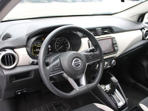 Used 2022 Nissan Versa SV w/ Trunk Package image 11