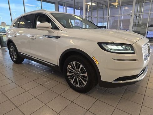 Used 2022 Lincoln Nautilus FWD w/ Premium Package image 2