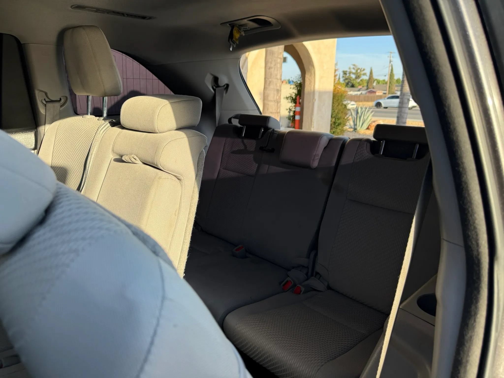Used 2018 Toyota Highlander LE w/ Carpet Mat Package (TMS) AWD/4WD image 11