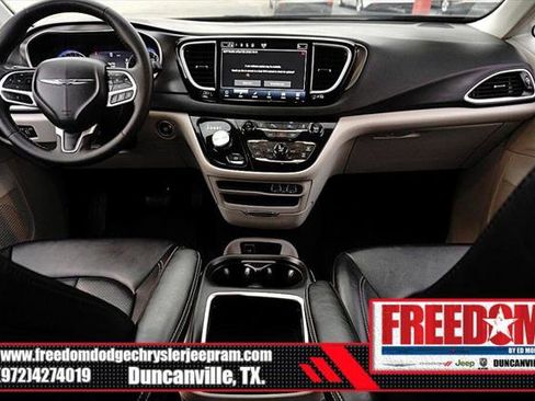 Certified 2024 Chrysler Pacifica Touring-L image 11