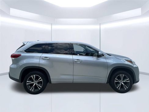 Used 2018 Toyota Highlander Plus w/ Carpet Mat Package (TMS) FWD image 4