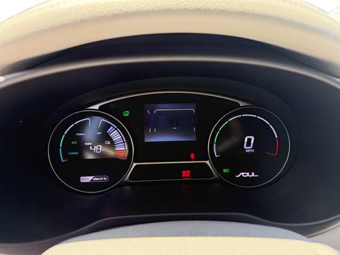 Used 2017 Kia Soul EV + FWD image 11