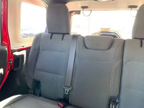 Used 2025 Jeep Wrangler Sahara image 38