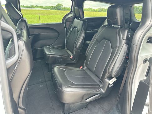 Used 2025 Chrysler Pacifica Select FWD image 21
