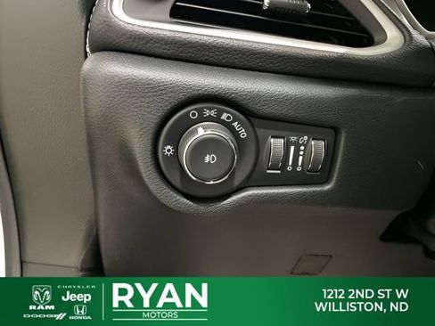 New 2026 Chrysler Pacifica Select AWD/4WD image 38