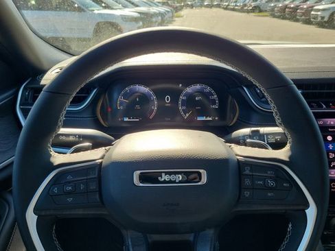 Used 2025 Jeep Grand Cherokee Limited AWD/4WD image 18