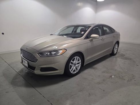 Used 2016 Ford Fusion SE w/ SE Cold Weather Package FWD image 3