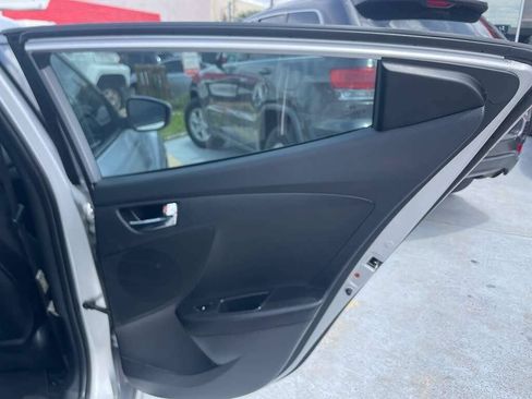 Used 2017 Hyundai Veloster Value Edition FWD image 17