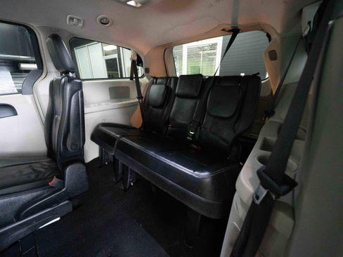 Used 2016 Chrysler Town & Country Touring FWD image 23