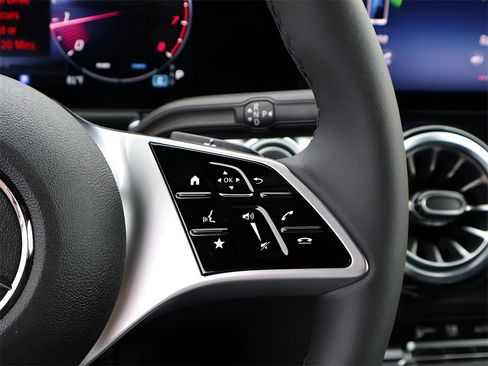 New 2025 Mercedes-Benz GLB 250 4MATIC image 33