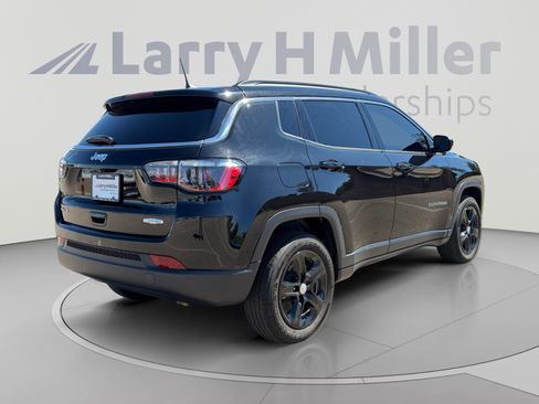 Used 2023 Jeep Compass Latitude w/ Convenience Group AWD/4WD image 6