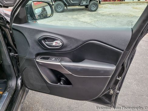 Used 2019 Jeep Cherokee Limited image 29