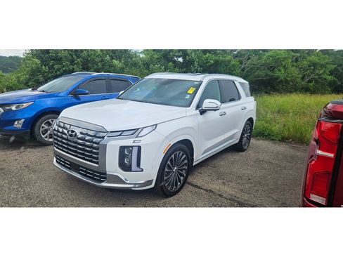 Used 2025 Hyundai Palisade Calligraphy FWD image 2