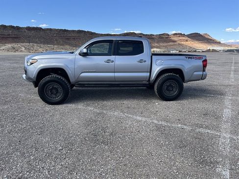 Used 2016 Toyota Tacoma TRD Sport w/ Exterior Package AWD/4WD image 5