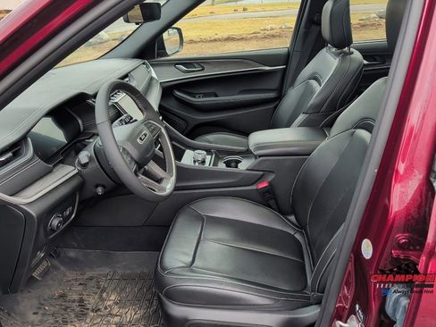 Used 2024 Jeep Grand Cherokee Limited w/ Luxury Tech Group II image 10