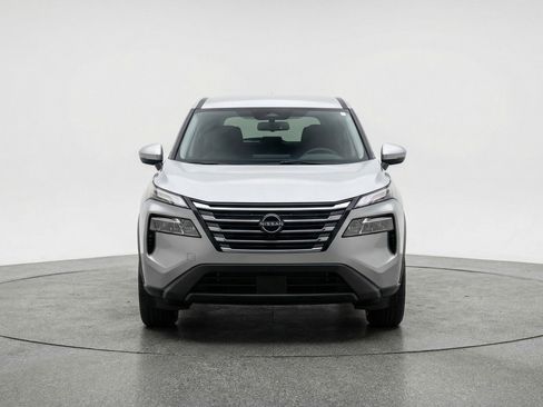 Used 2025 Nissan Rogue SV image 2