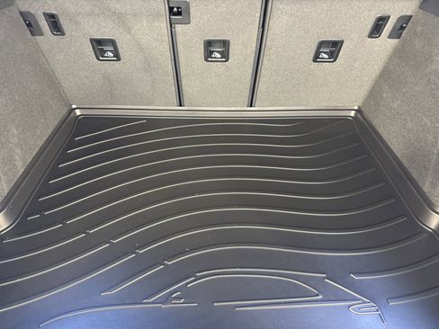 Certified 2026 Porsche Macan AWD/4WD image 17