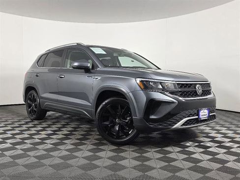 Used 2022 Volkswagen Taos SE image 1