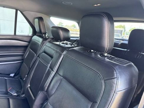 Used 2022 Ford Explorer Limited w/ Equipment Group 301A AWD/4WD image 21