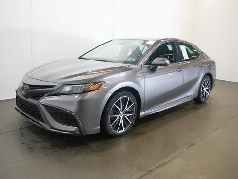 Used 2023 Toyota Camry SE w/ Cold Weather Package FWD image 8