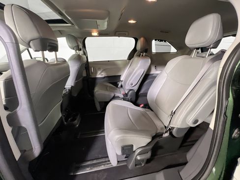 Used 2022 Toyota Sienna Limited image 25