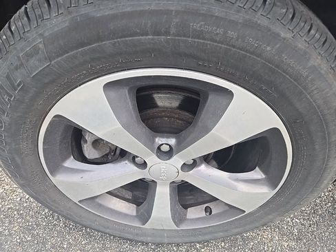 Used 2019 Jeep Cherokee Limited image 10