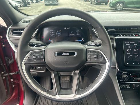 Used 2025 Jeep Grand Cherokee Altitude AWD/4WD image 15