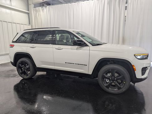New 2024 Jeep Grand Cherokee Altitude image 5