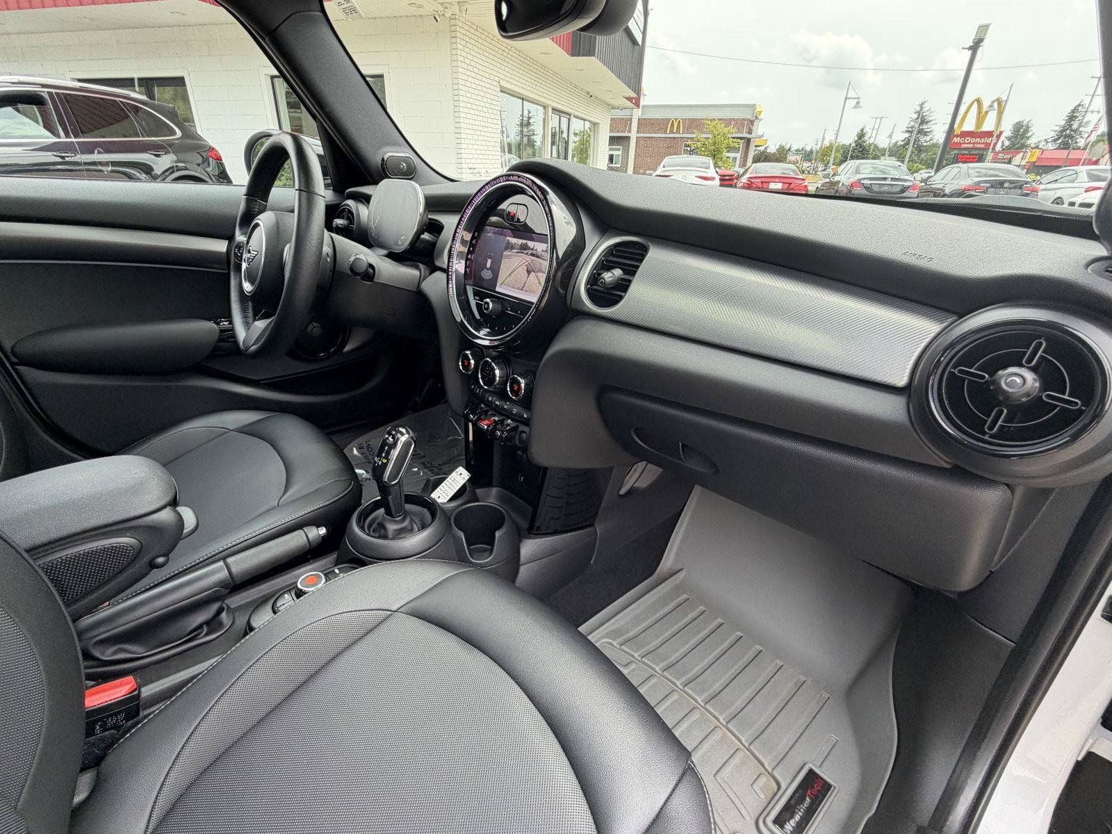 Used 2022 MINI Cooper 4-Door Hardtop w/ Premium Package FWD image 31