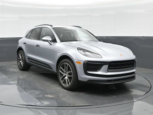 Certified 2022 Porsche Macan AWD/4WD image 11