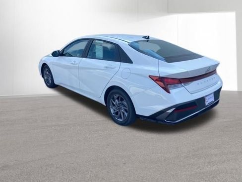 Used 2024 Hyundai Elantra SEL image 4