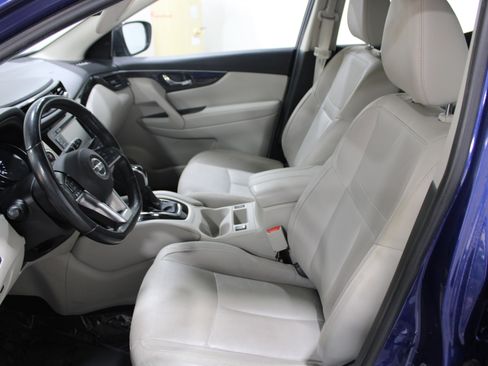 Used 2019 Nissan Rogue Sport SL w/ Premium Package image 3