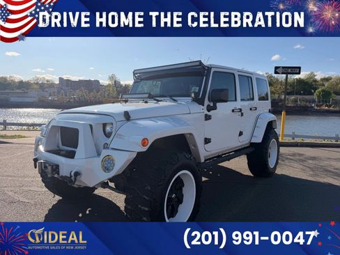 Used 2016 Jeep Wrangler Unlimited Sahara w/ Connectivity Group AWD/4WD image 4