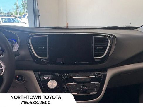 Used 2024 Chrysler Pacifica Touring-L FWD image 17