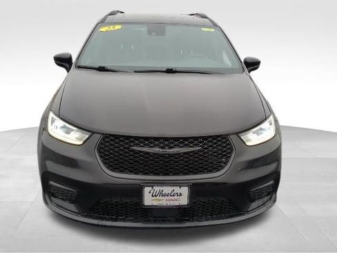 Used 2025 Chrysler Pacifica Limited image 10