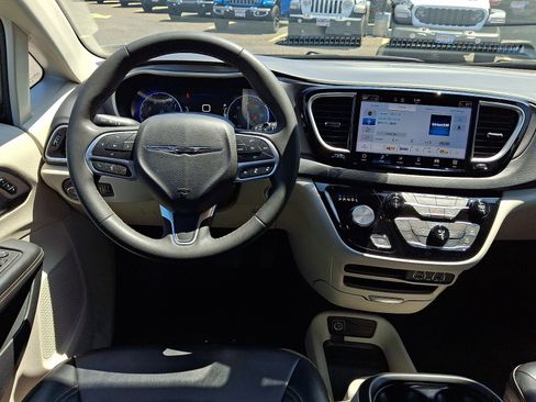 Used 2023 Chrysler Pacifica Touring-L FWD image 12